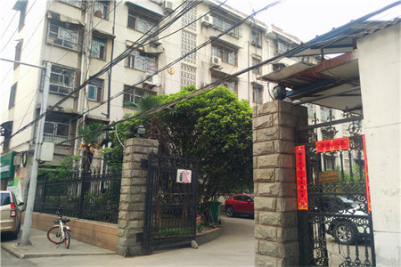 建设路小学北邻龙头社区，3楼二室一厅70平方，25
